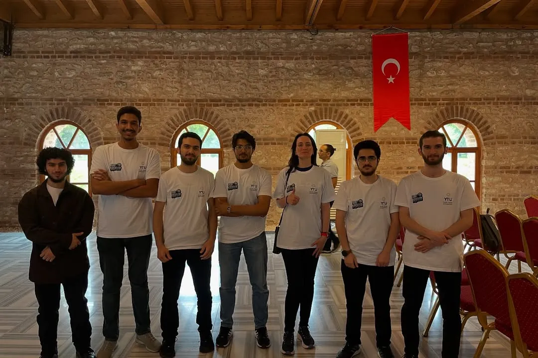 Students collaborating on motor selection during an İnonest workshop